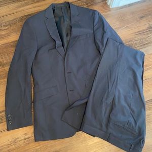 Kenneth Cole reaction men’s navy suit!